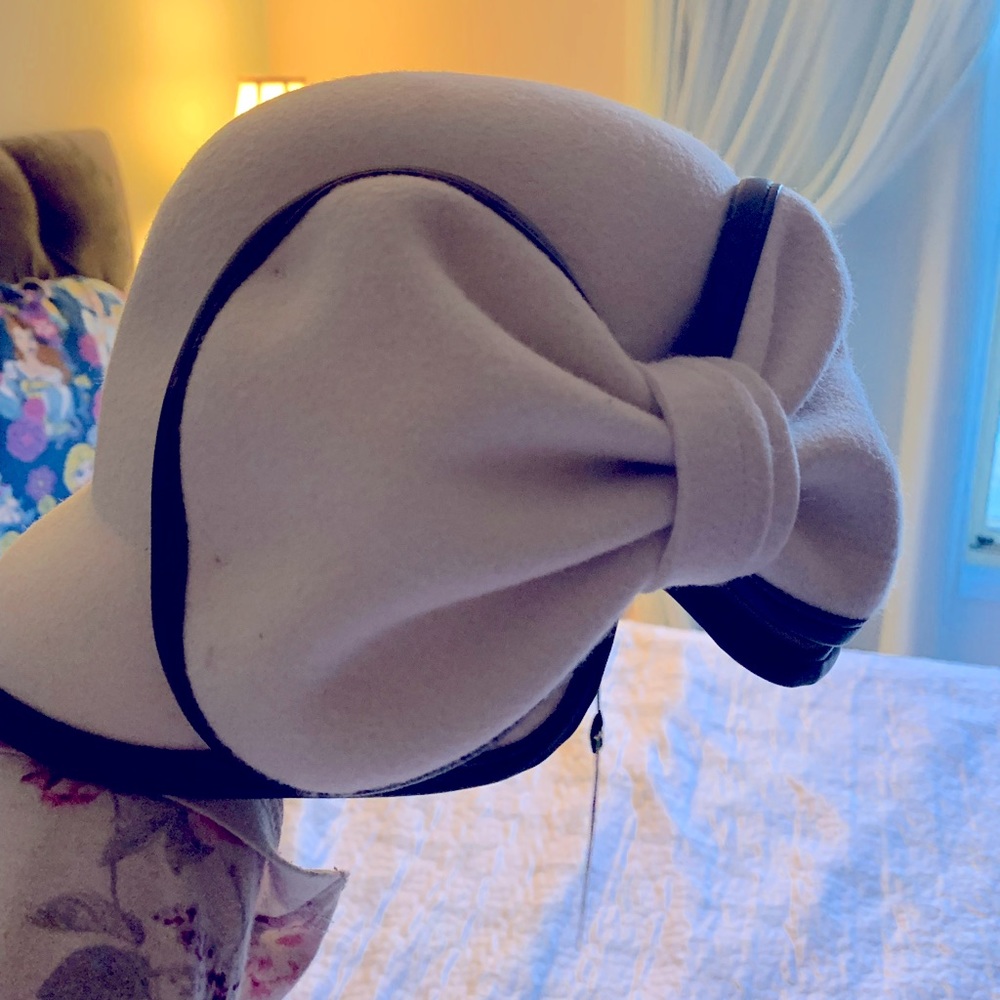 Unique Vintage wool hat with bow NWOT unworn